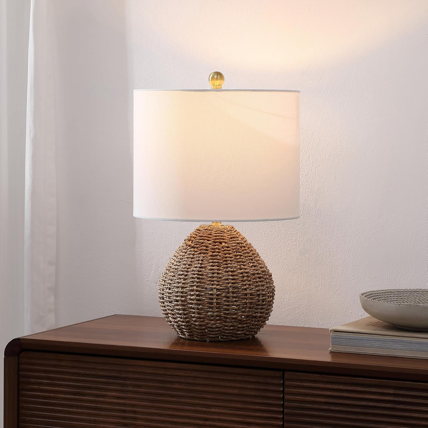 Jonathany JONATHAN Y 20.5" Brown Rattan and Iron LED Table Lamp, Coastal Bohemian Farmhouse Woven Nightstand Lamp with White Linen Drum Sha…