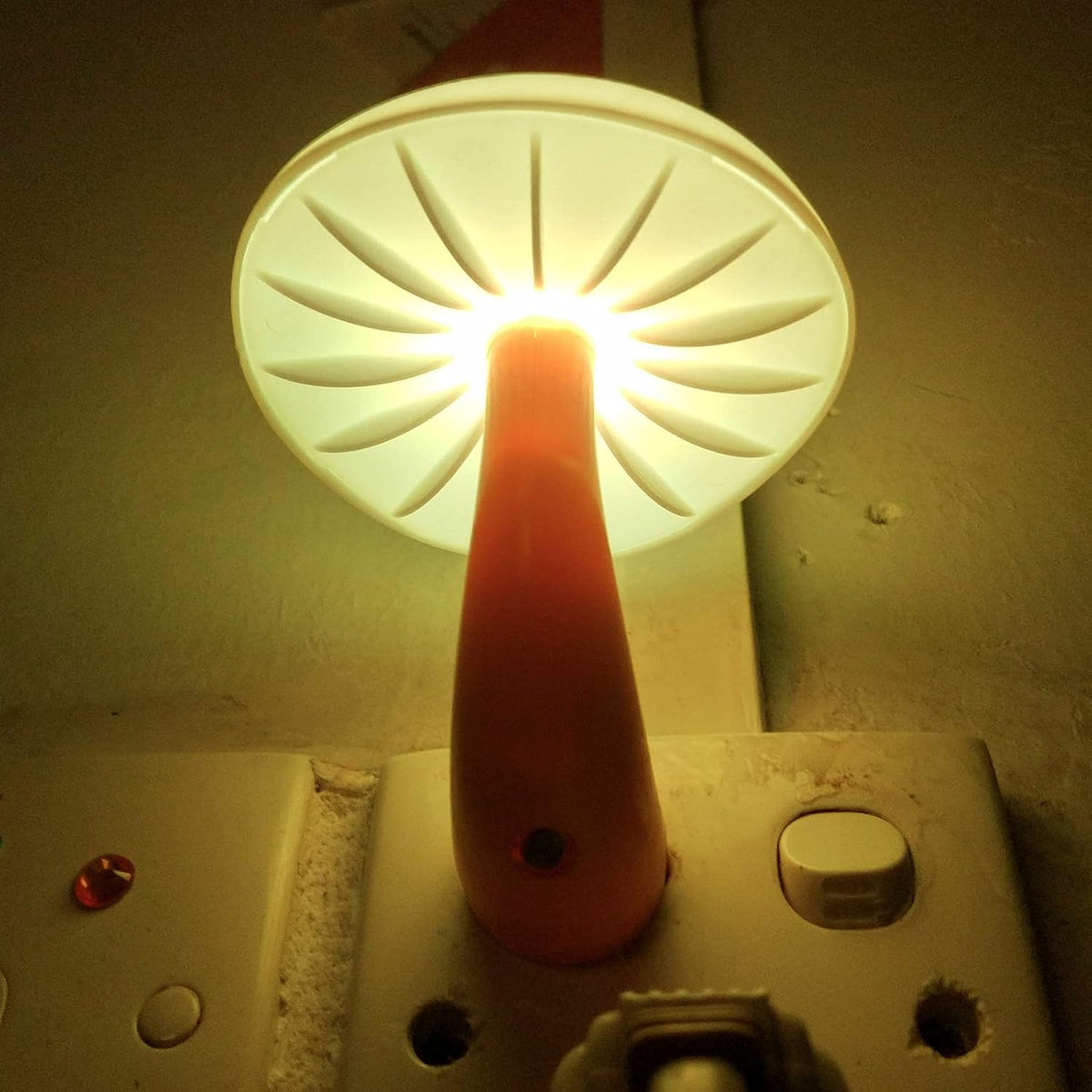 1.57"D x 3.15"W x 3.5"H plastic night lights & ambient lighting, alternate view 3