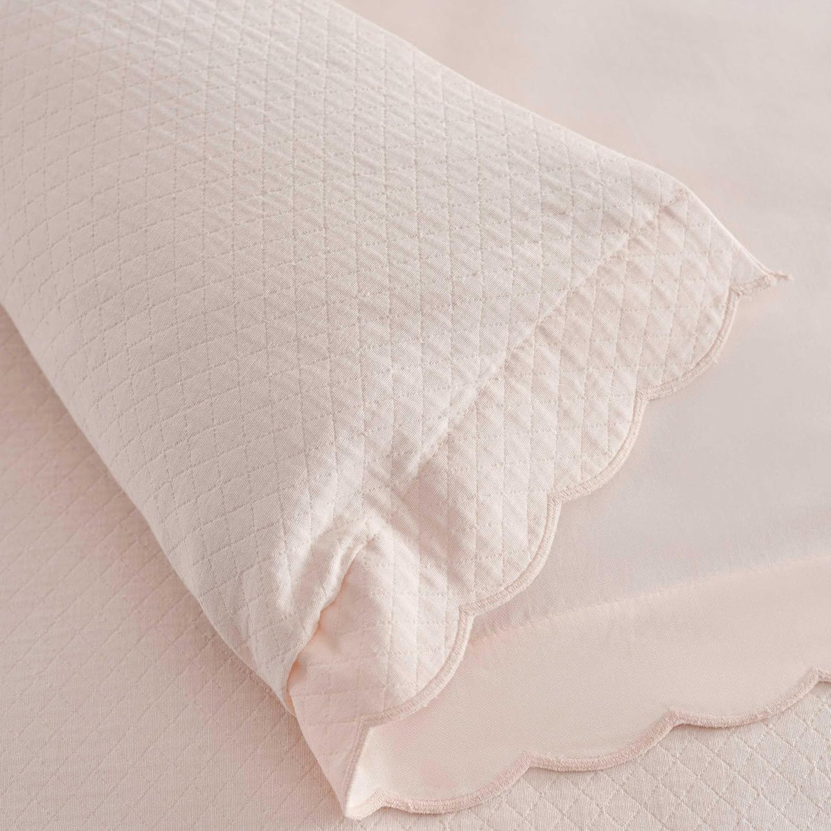 Queen cotton duvet covers in Signature Scallop Pink, alternate view 10