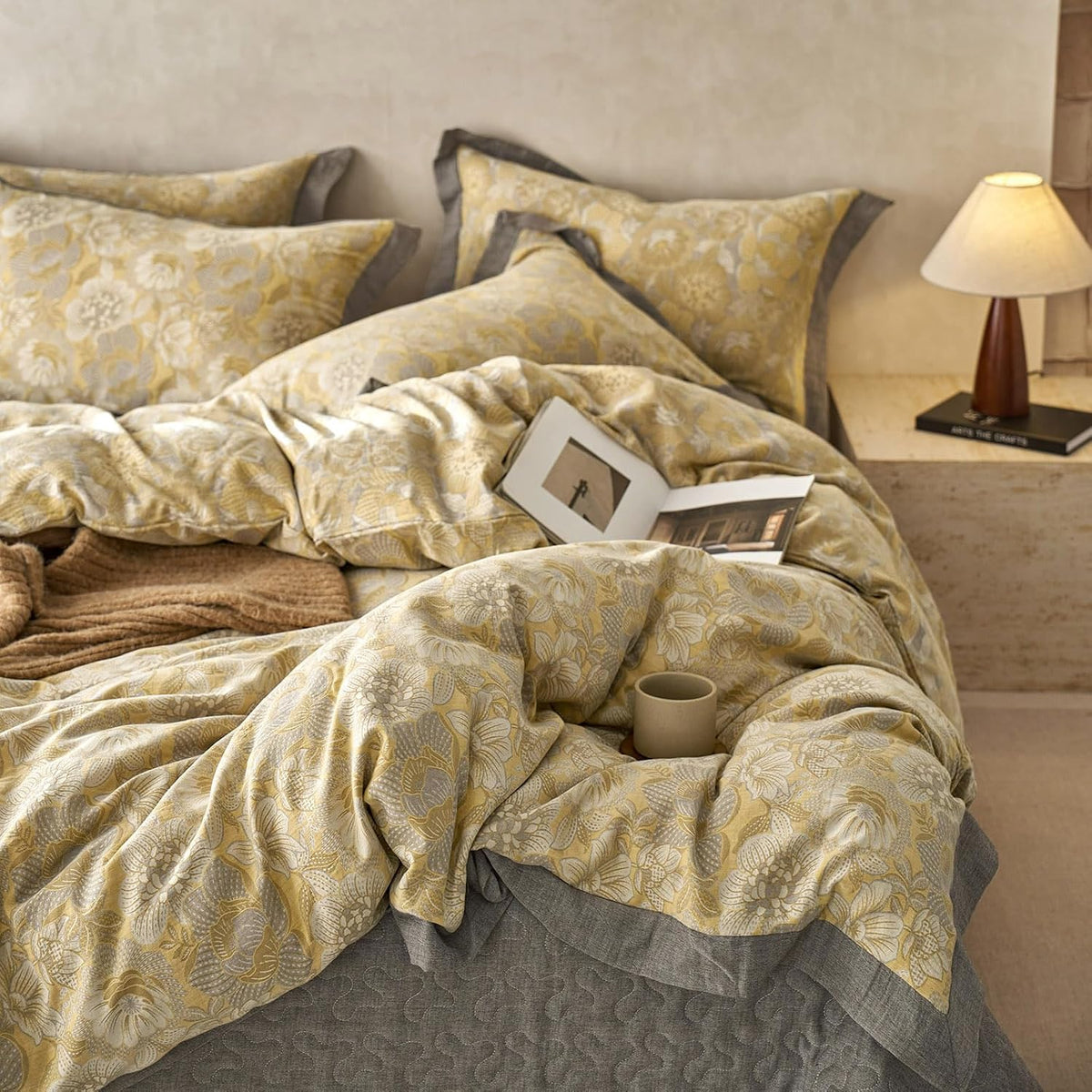 King duvet covers in jacquard - Gold Floral, alternate view 4